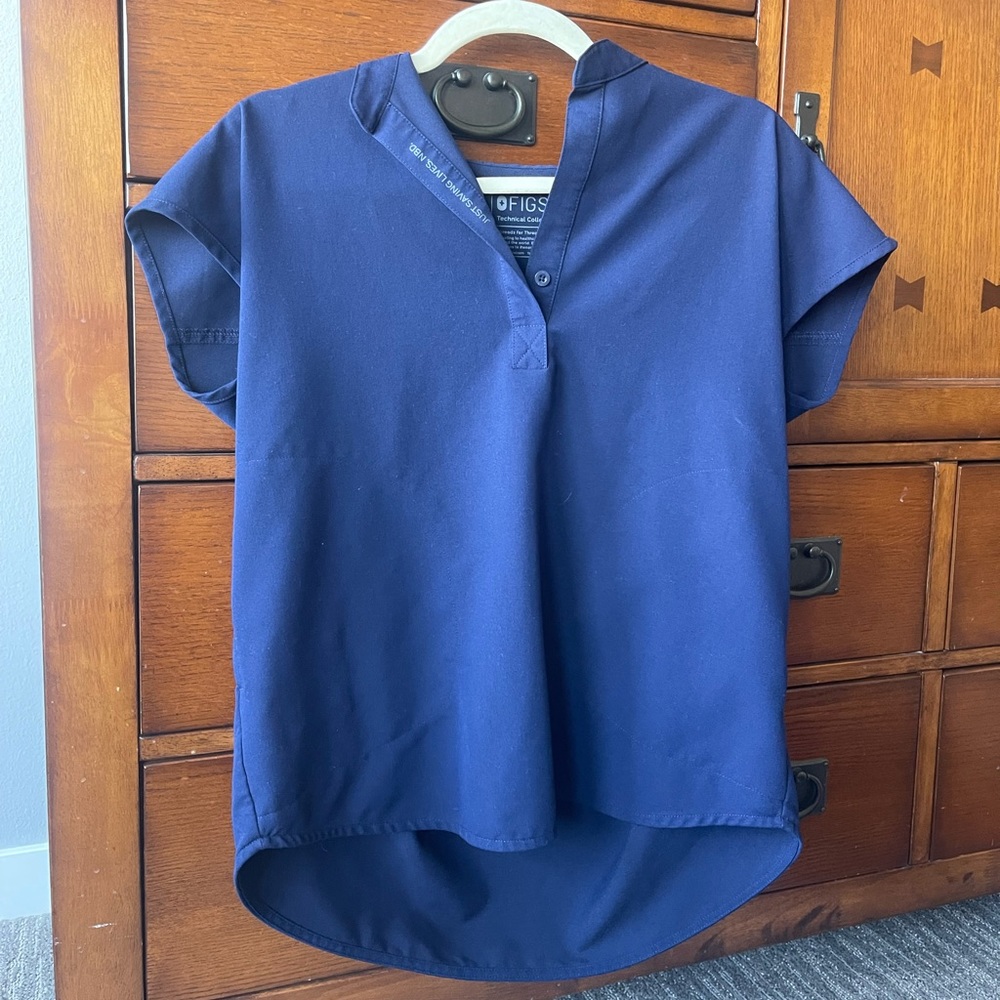 Figs scrub top